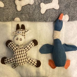Set of 2 Squeaky plush chew toys for dogs and cats, Beige / Brown /Blue